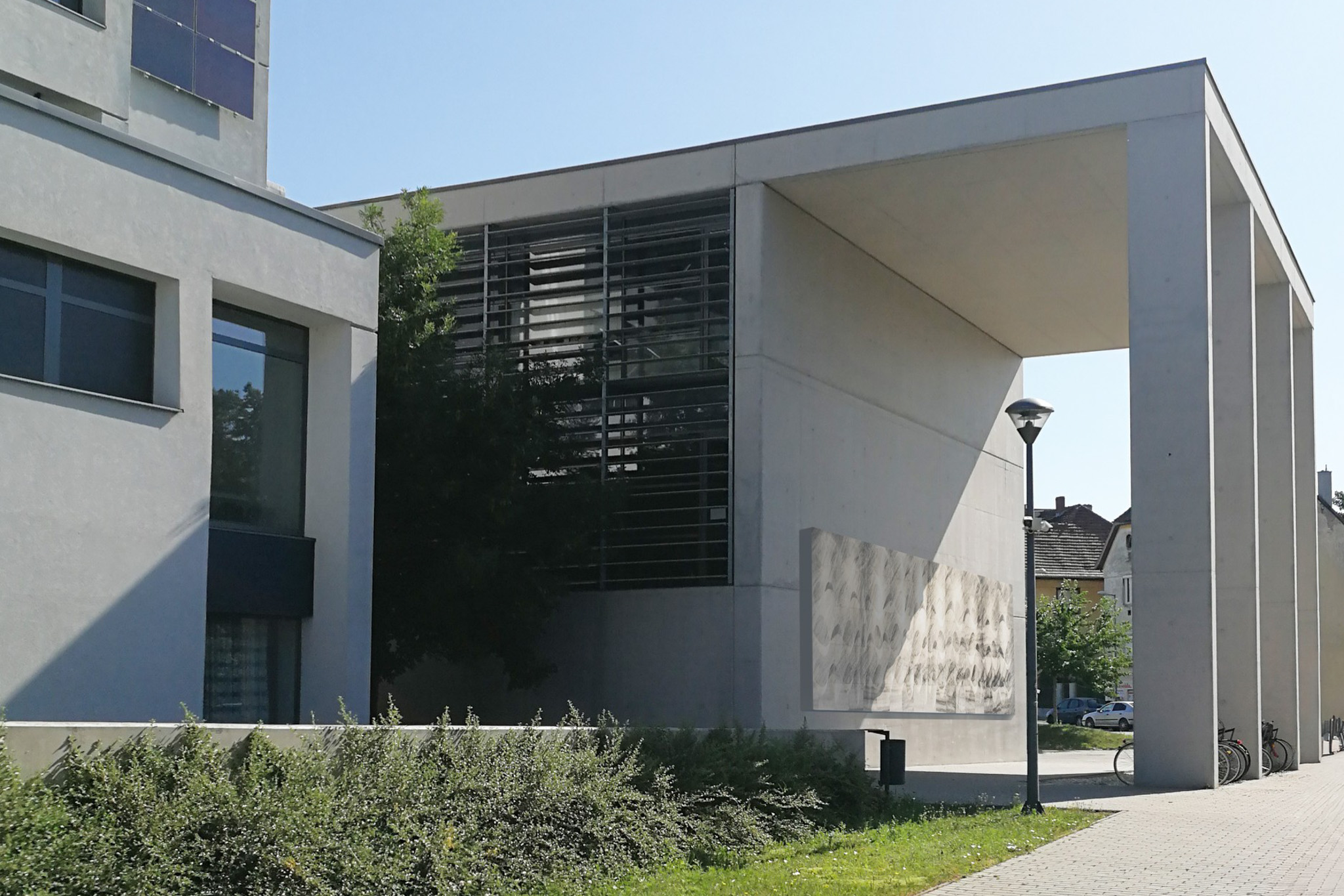 The stone relief could be installed beneath the arcade of Széchenyi István University’s Inno-Share building. (Visualisation)